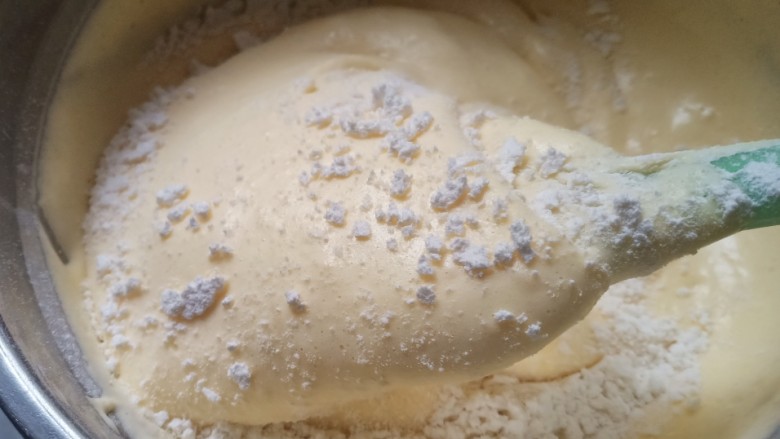 网红便当盒子蛋糕,低筋面粉分2次筛入盆中,用刮刀翻拌。动作要轻和快,直到没有粉状即可,不要过度翻拌。