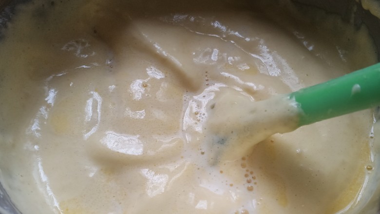 网红便当盒子蛋糕,倒入第一步的黄油牛奶混合液,继续翻拌到无干粉。