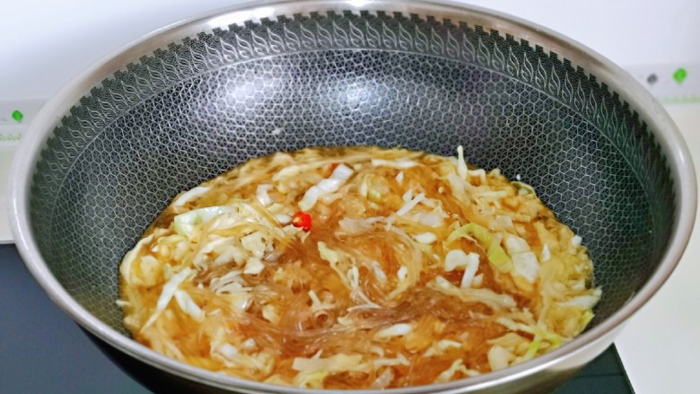卷心菜炒粉丝,加入一小碗纯净水烧开,再加入醋炒熟即可关火。