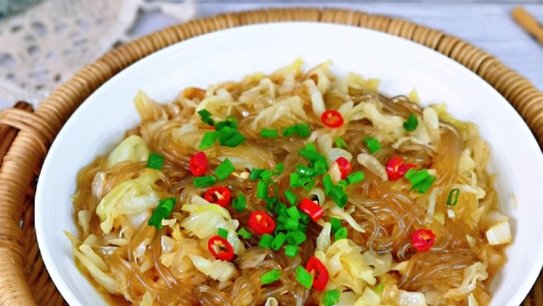 卷心菜炒粉丝,巨好吃,一定多备米饭呦~因为太下饭了!