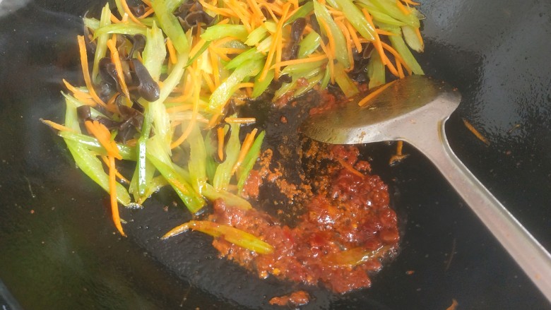 芹菜炒木耳,把菜铲到一边,放入少量植物油,放入一勺<a style='color:red;display:inline-block;' href='/shicai/ 46964'>郫县豆瓣酱</a>,翻炒出红油