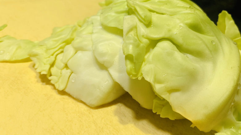 卷心菜炒粉丝,洗净;