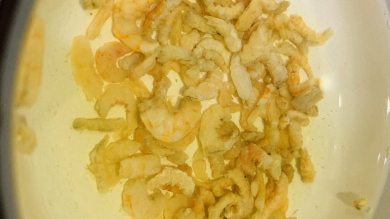 卷心菜炒粉丝,海米用热水泡软;