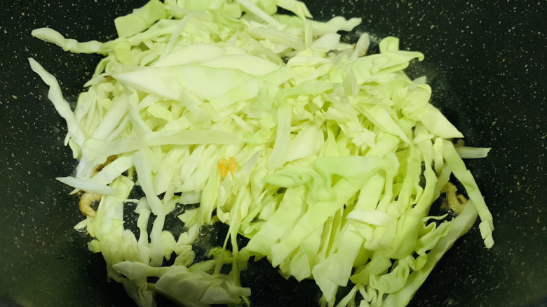 卷心菜炒粉丝,加卷心菜,炒香;
