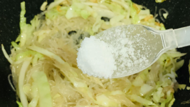 卷心菜炒粉丝,加半勺盐;