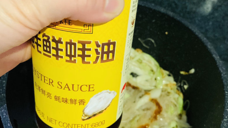 卷心菜炒粉丝,加<a style='color:red;display:inline-block;' href='/shicai/ 721'>蚝油</a>;