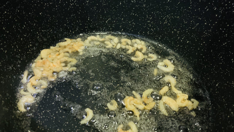 卷心菜炒粉丝,锅里加2勺油,加海米,炒香;