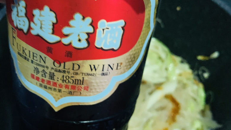 卷心菜炒粉丝,加<a style='color:red;display:inline-block;' href='/shicai/ 718'>料酒</a>;