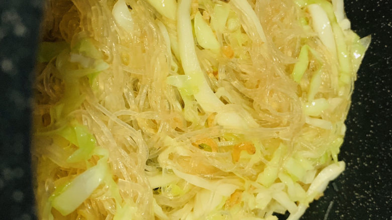卷心菜炒粉丝,起锅;