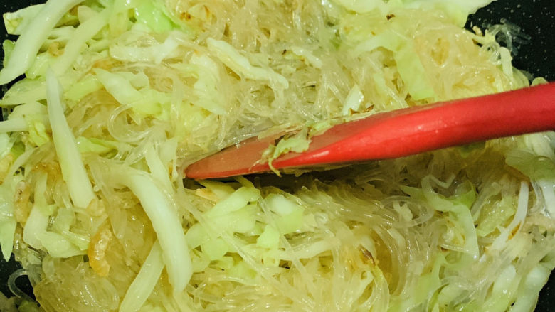 卷心菜炒粉丝,中火炒均匀调料;
