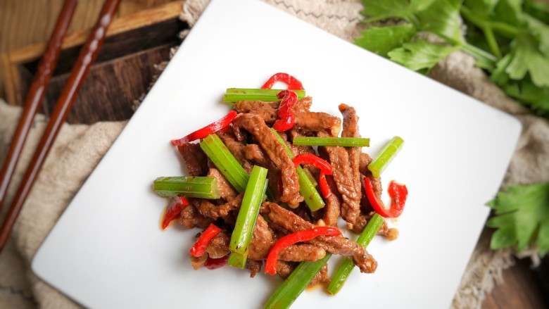 牛肉丝炒芹菜,鲜嫩多汁,滋味无穷的西芹肉眼就做好装盘啦,趁热吃!
