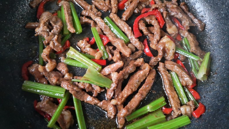 牛肉丝炒芹菜,大火快炒。全程大火时间控制在30秒,这时候就看手速啦!