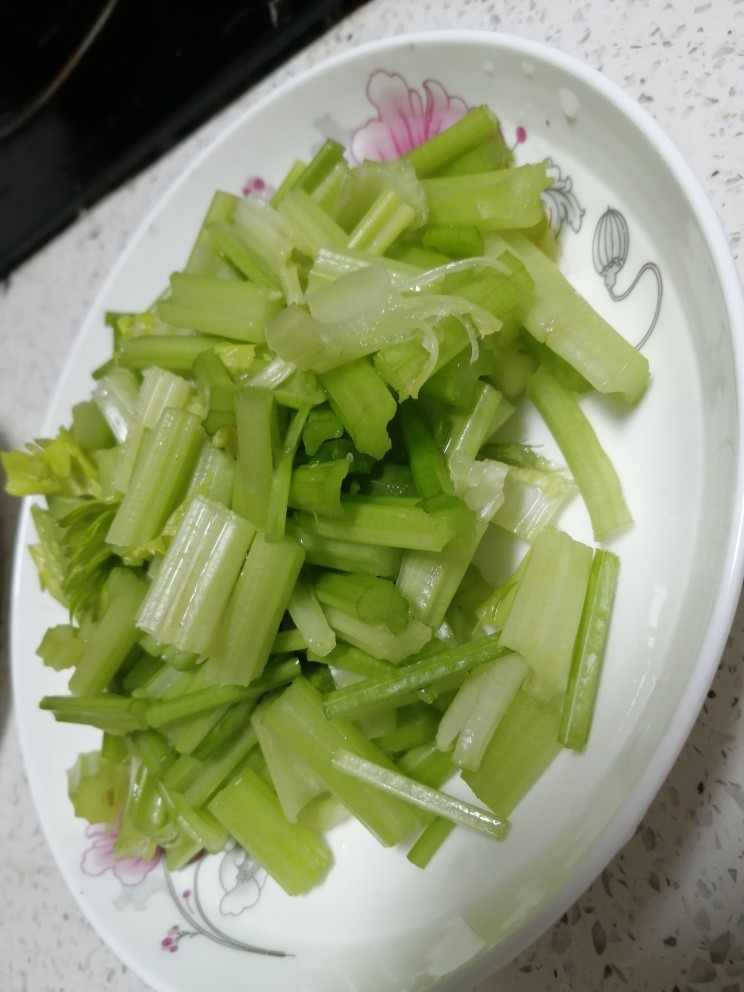 牛肉丝炒芹菜,<a style='color:red;display:inline-block;' href='/shicai/ 125'>芹菜</a>洗干净,切段备用。