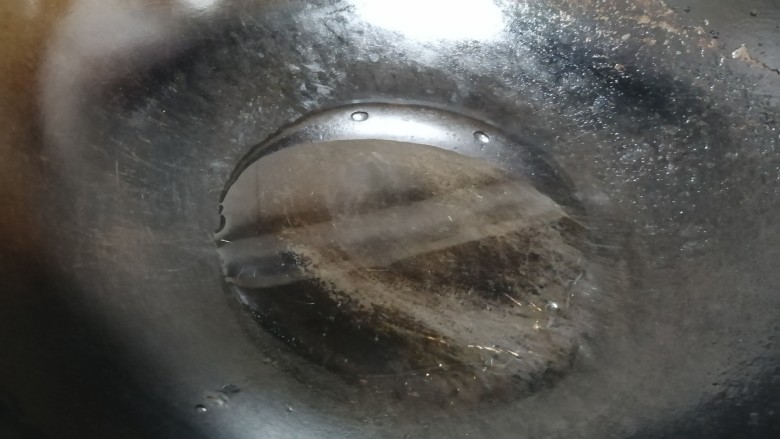 牛肉丝炒芹菜,开火加热锅,倒入油。