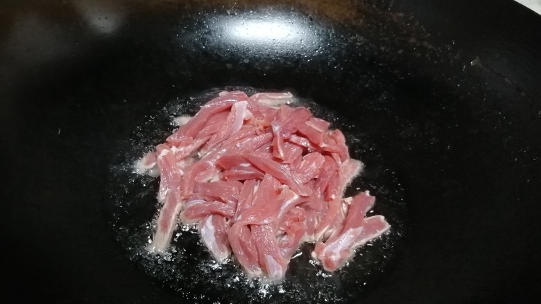 牛肉丝炒芹菜,倒入牛肉翻炒。