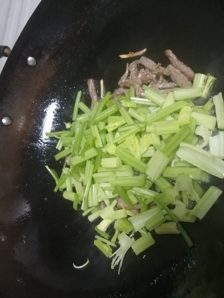牛肉丝炒芹菜,牛肉表面金黄,倒入芹菜翻炒