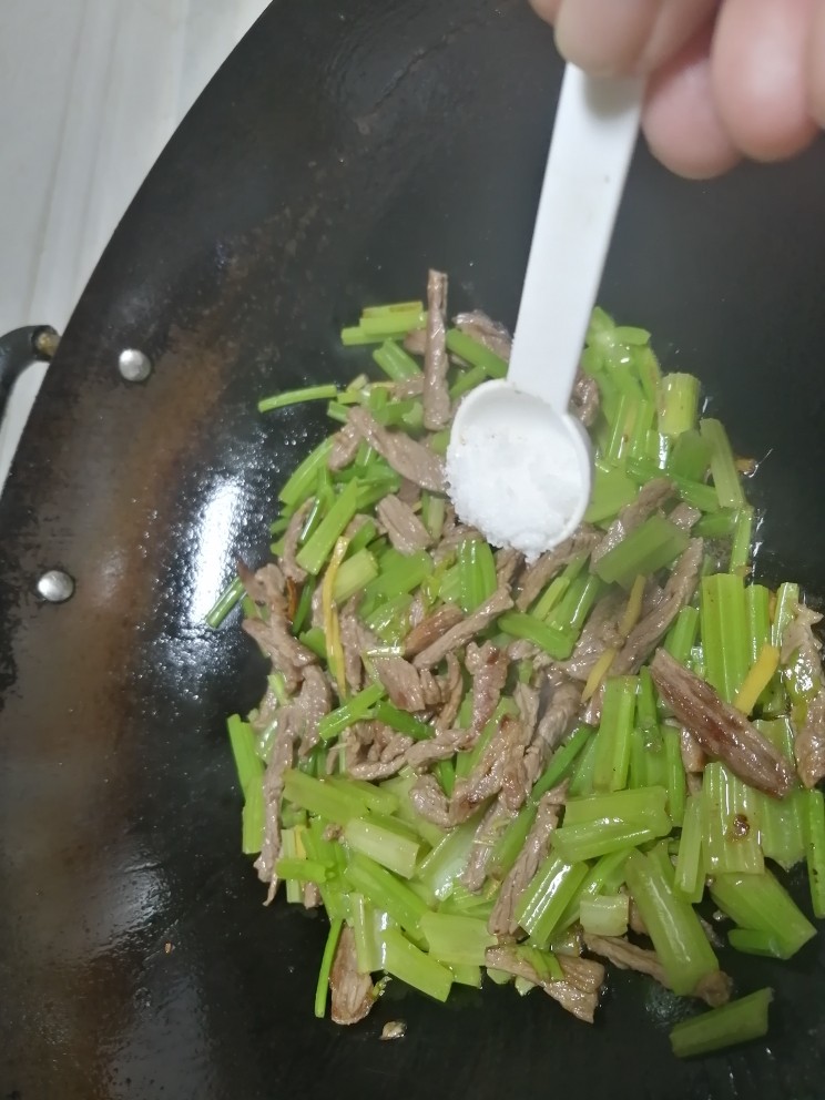 牛肉丝炒芹菜,加小勺盐,翻炒