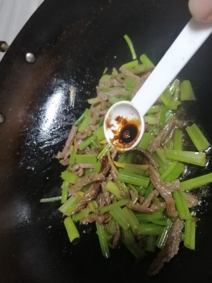 牛肉丝炒芹菜,加适量酿造酱油翻炒。