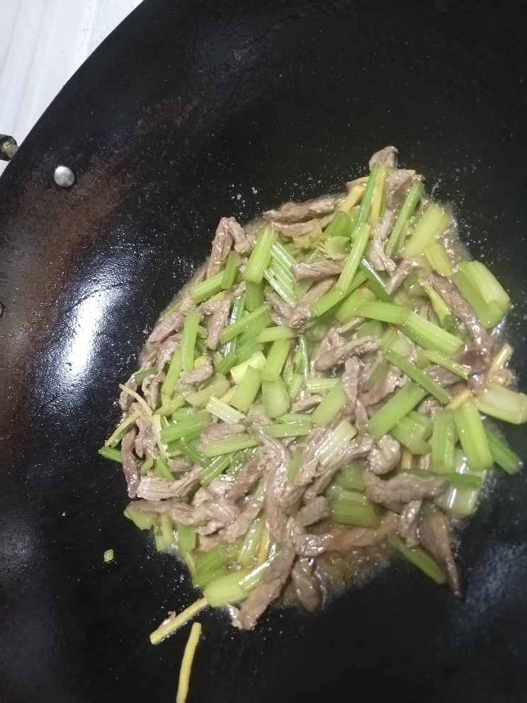牛肉丝炒芹菜,收汁,熄火准备盛出。
