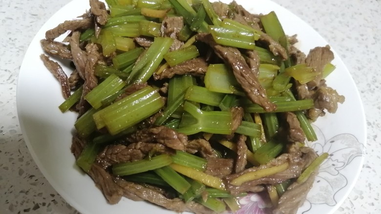 牛肉丝炒芹菜,盛出