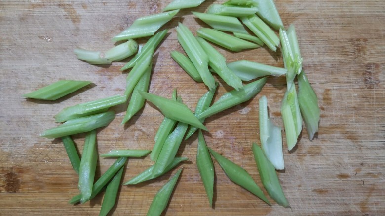 芹菜拌腐竹,芹菜取其中间菜心部分,洗净也斜刀切成寸段。