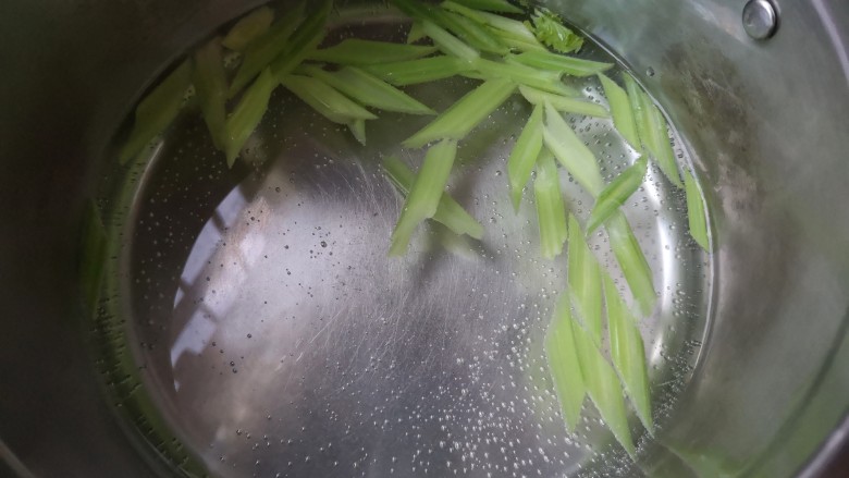 芹菜拌腐竹,芹菜入开水焯一下,变色即可,不用焯水过长时间,影响脆嫩口感。