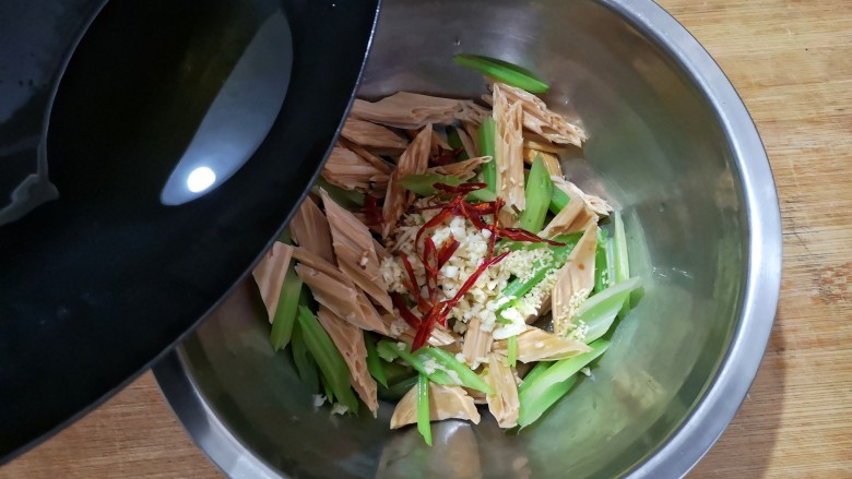 芹菜拌腐竹,将热油浇在各种食材上,滋啦一声后,香味全都激发出来了,拌匀即可。