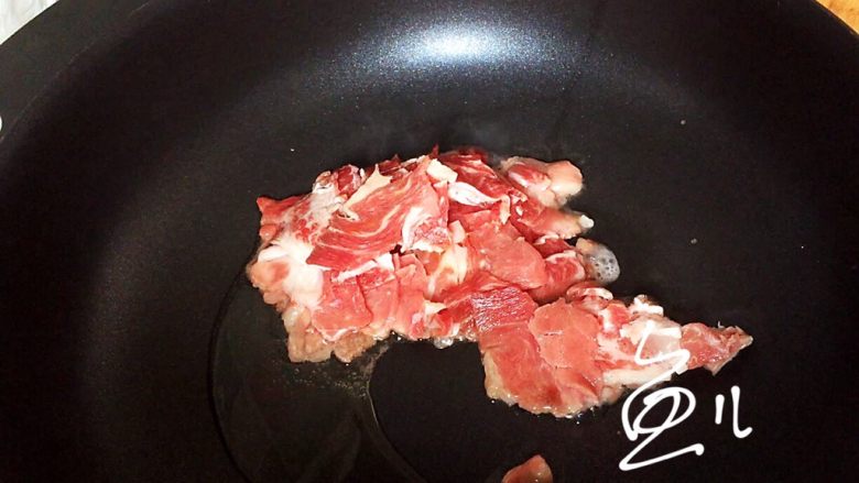 芹菜炒木耳,锅中放油烧热,放入牛肉片翻炒片刻