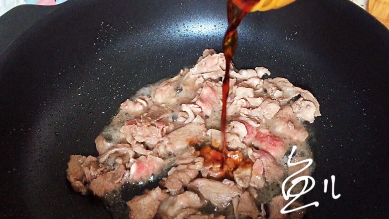 芹菜炒木耳,肉片炒至变色,放入<a style='color:red;display:inline-block;' href='/shicai/ 788'>生抽</a>