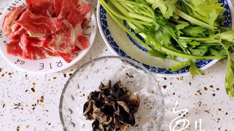 芹菜炒木耳,准备食材,<a style='color:red;display:inline-block;' href='/shicai/ 9158'>牛肉片</a>是买的时候让店家切好的