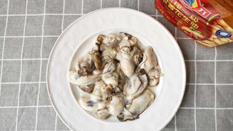 牡蛎炒蛋,将鲜牡蛎剔磕洗净,沥干水份。