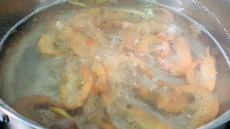韭黄炒虾仁,加入鲜虾,焯水1分钟;