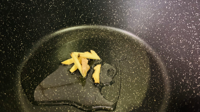 韭黄炒虾仁,锅里加食用油,炒香姜;