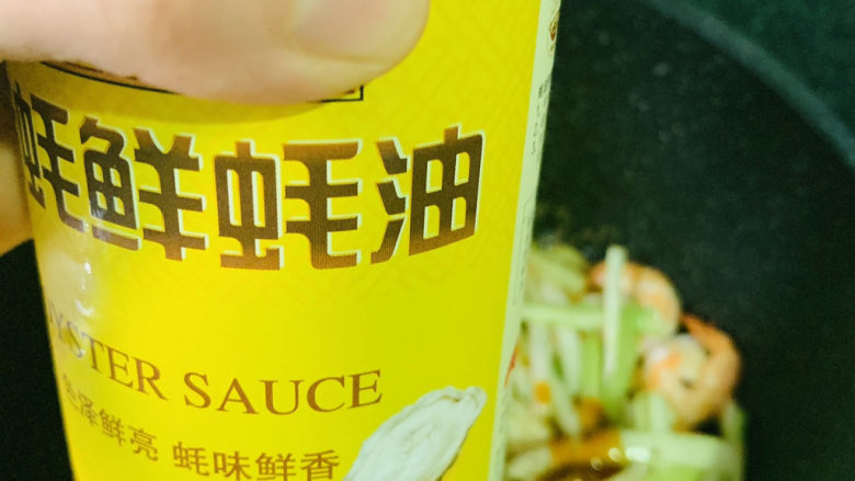 韭黄炒虾仁,加<a style='color:red;display:inline-block;' href='/shicai/ 721'>蚝油</a>,翻炒均匀,出锅;