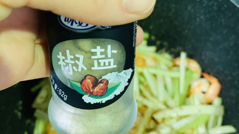 韭黄炒虾仁,加少许<a style='color:red;display:inline-block;' href='/shicai/ 704'>椒盐</a>;