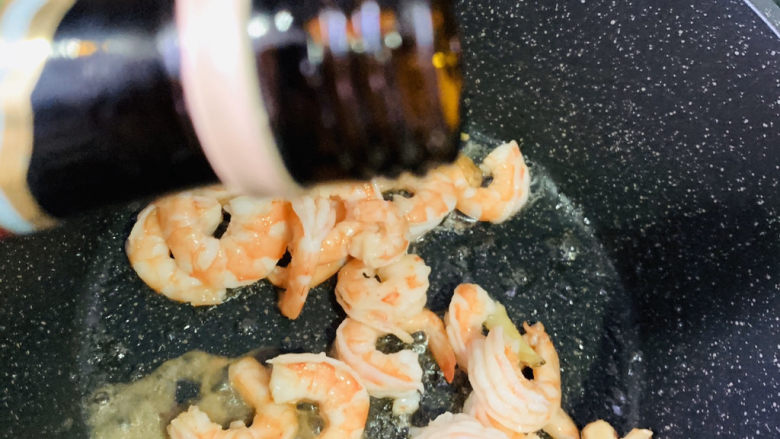 韭黄炒虾仁,加少许料酒,炝香;