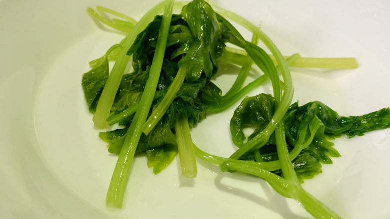 芹菜拌腐竹,捞起放碗里;