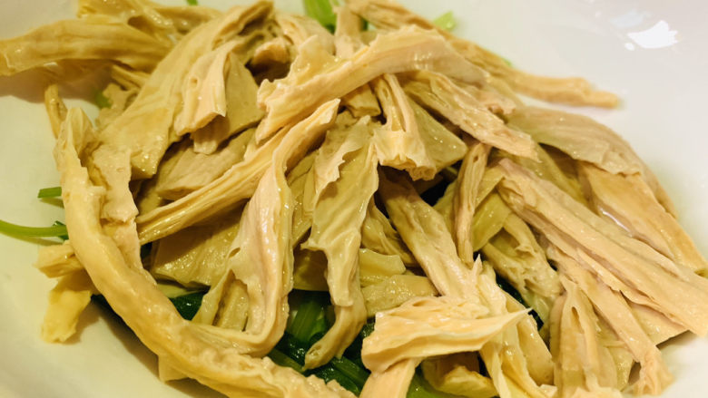 芹菜拌腐竹,装碗里;