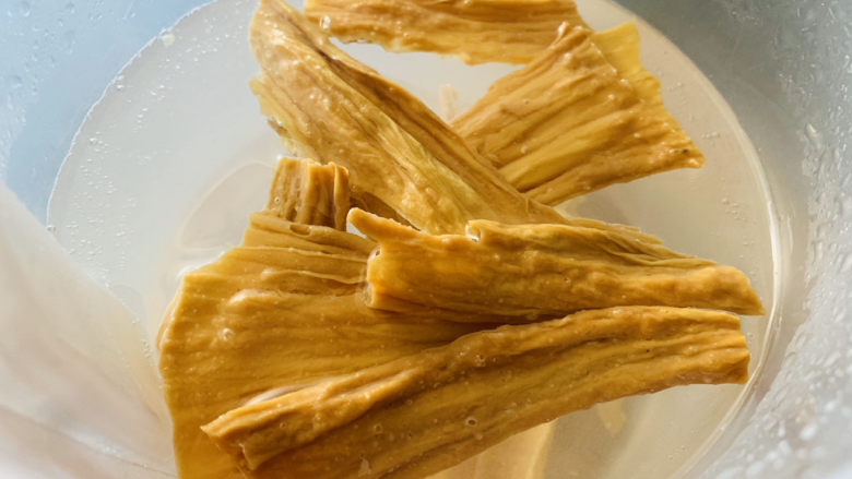芹菜拌腐竹,腐竹放清水里泡发;