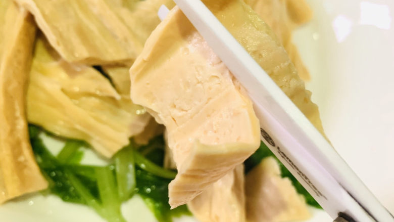 芹菜拌腐竹,捞起,用辅食剪,剪小条;