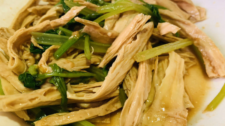 芹菜拌腐竹,搅拌均匀;