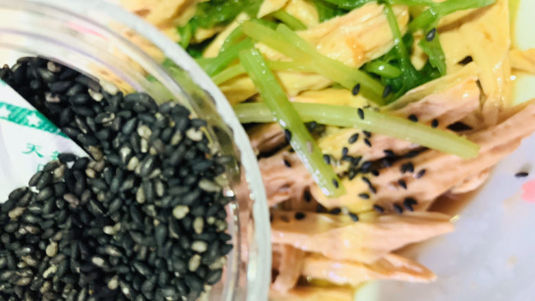 芹菜拌腐竹,加少许芝麻;