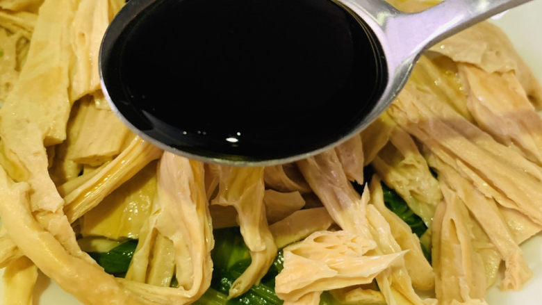 芹菜拌腐竹,加1勺<a style='color:red;display:inline-block;' href='/shicai/ 103245'>葡萄醋</a>;