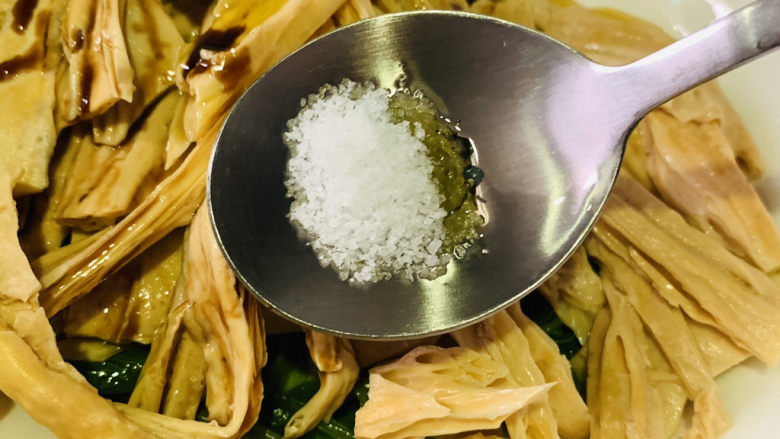 芹菜拌腐竹,加盐;
