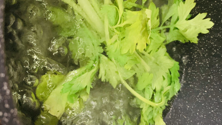 芹菜拌腐竹,锅里烧开水,加少许盐和油,快速焯下芹菜;