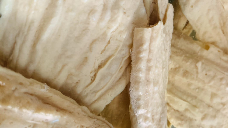 芹菜拌腐竹,这是泡发的腐竹;