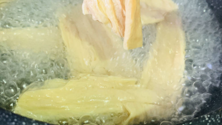 芹菜拌腐竹,腐竹煮5分钟;