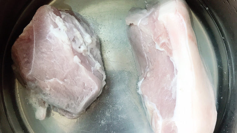 春笋回锅肉,猪肉放入锅中,加入料酒一起煮