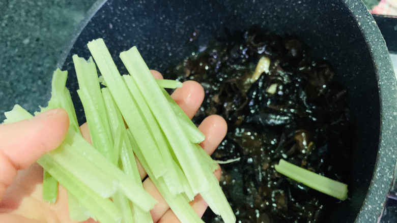 芹菜炒木耳,加芹菜;