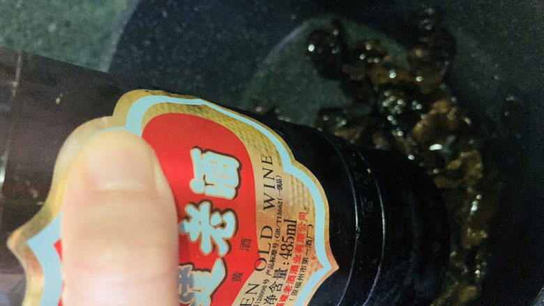 芹菜炒木耳,加<a style='color:red;display:inline-block;' href='/shicai/ 718'>料酒</a>;